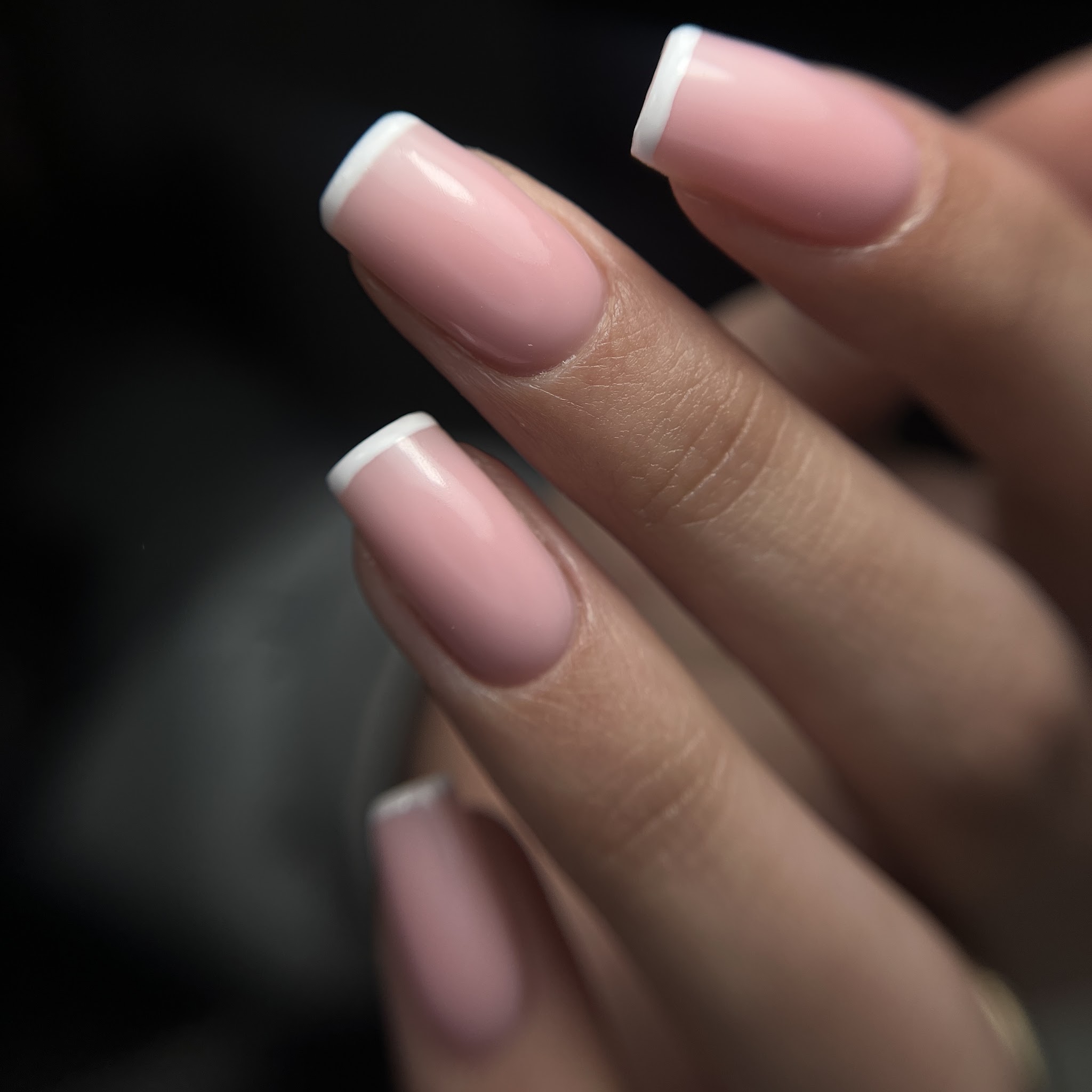 Lichtroze nagels met witte french tips