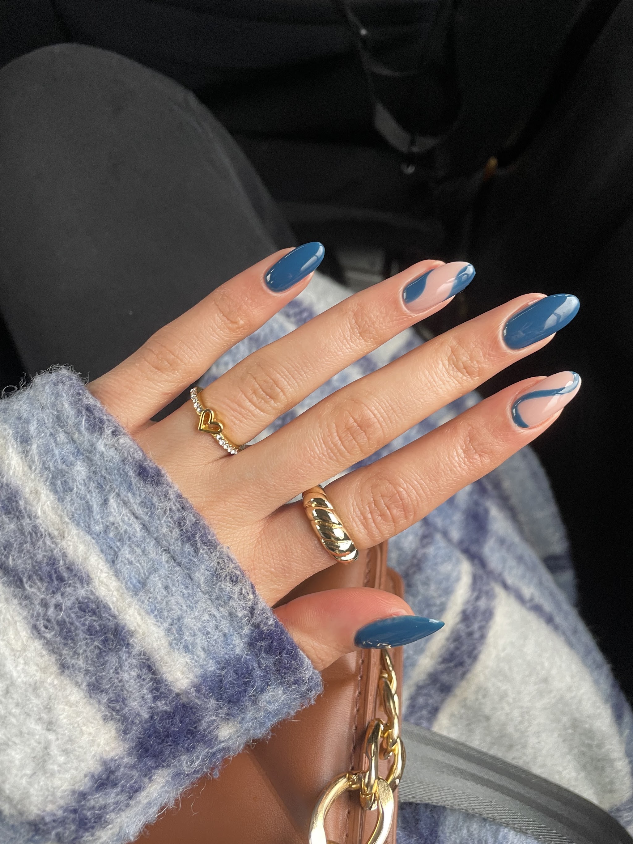 Blauwe nagels met swirl nail art