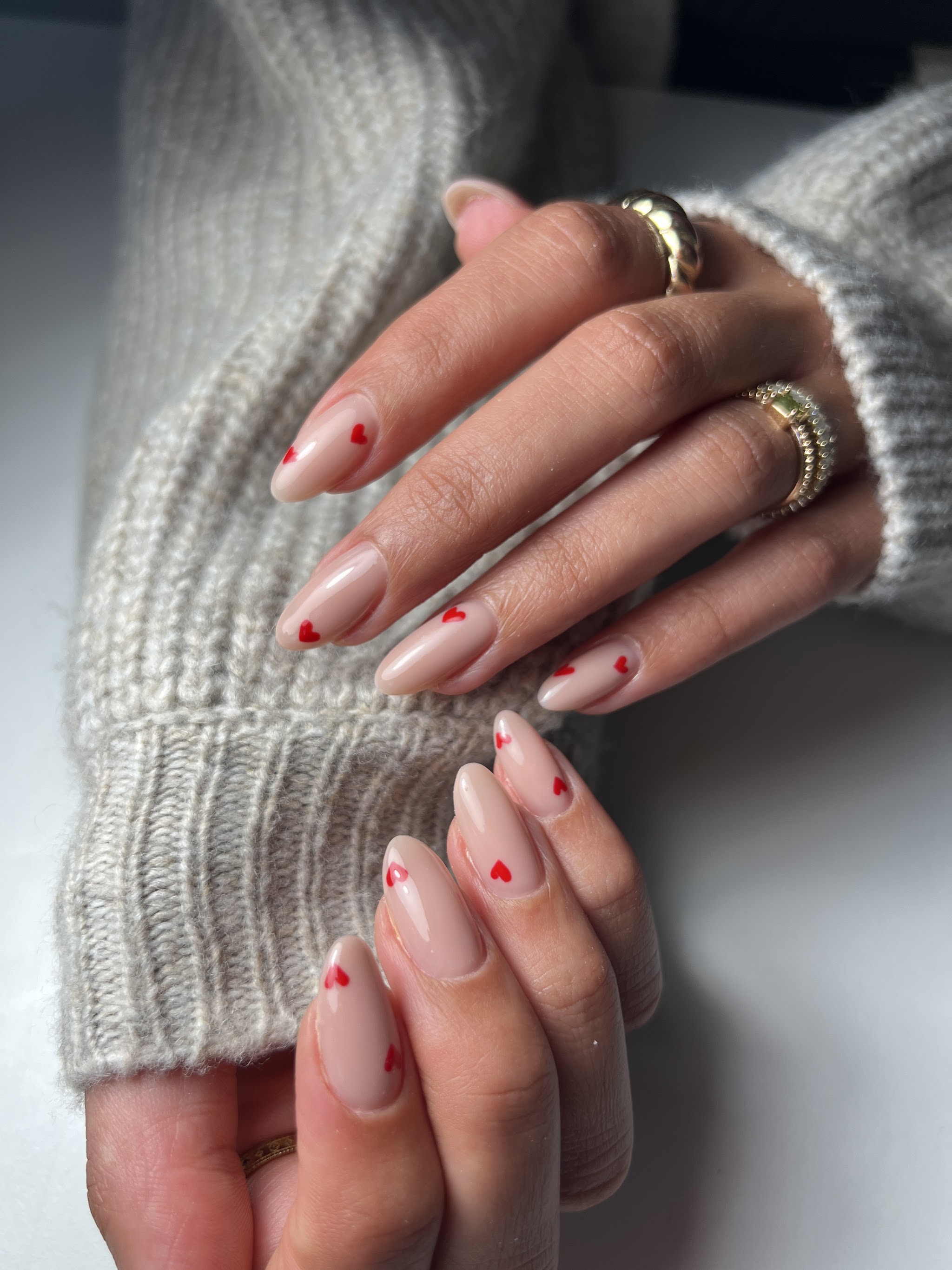 Nude amandelvormige nagels met kleine rode hartjes, foto van Suzan Goren