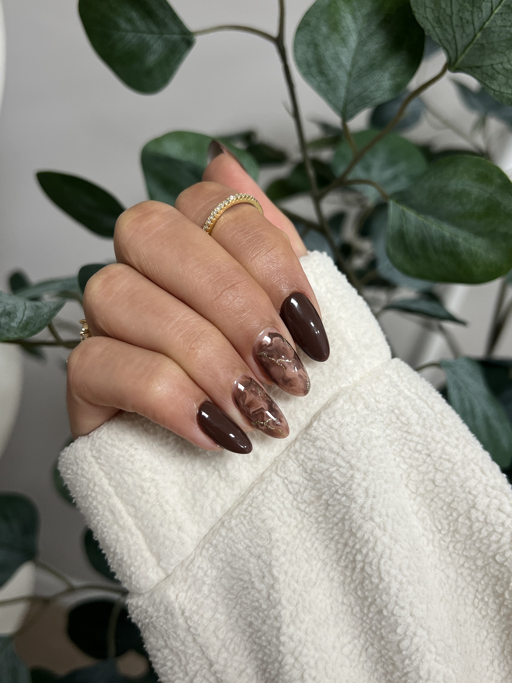 Bruine en marmer amandelvormige nagels