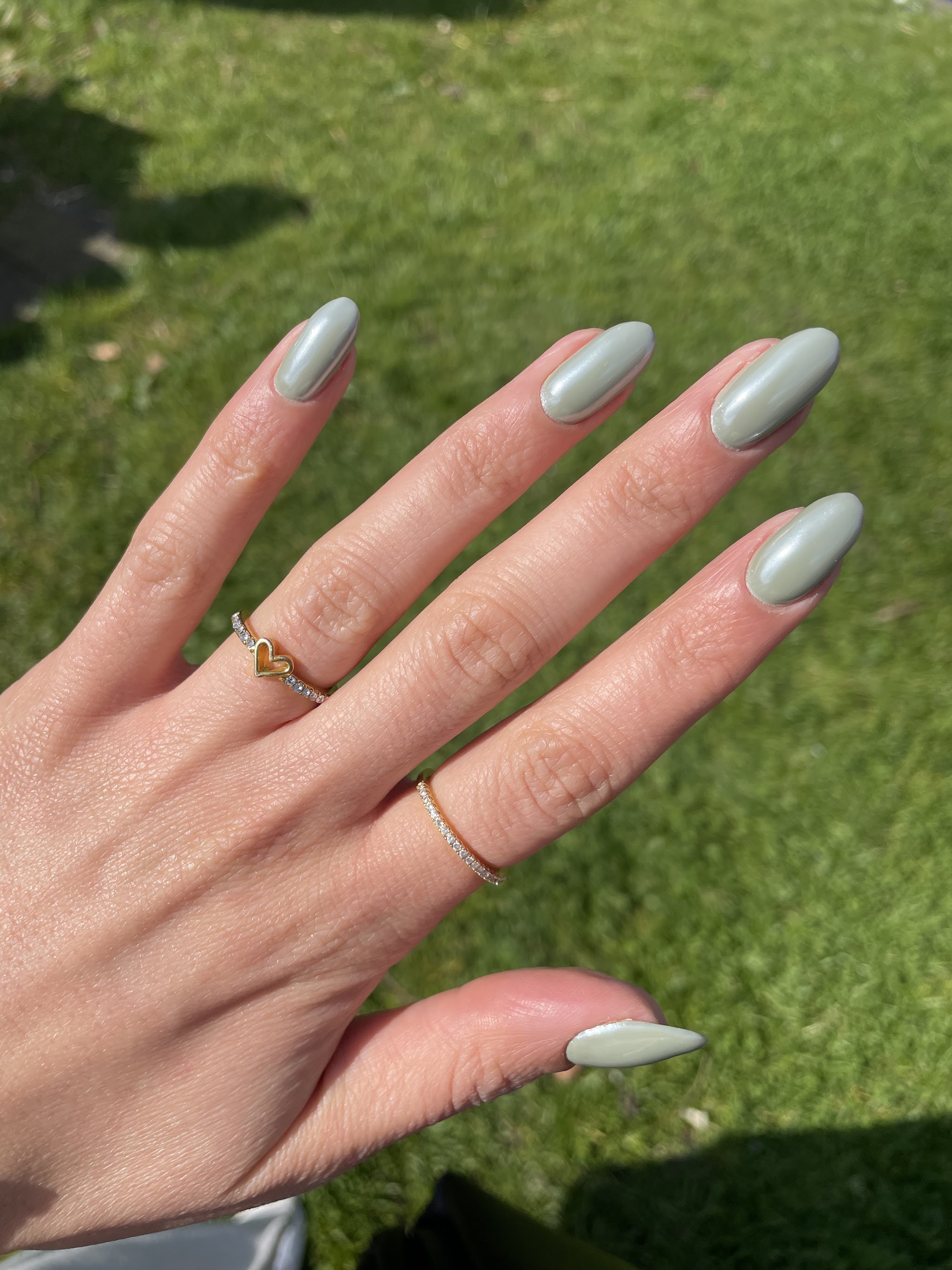 Saliegroene nagels met parelglans