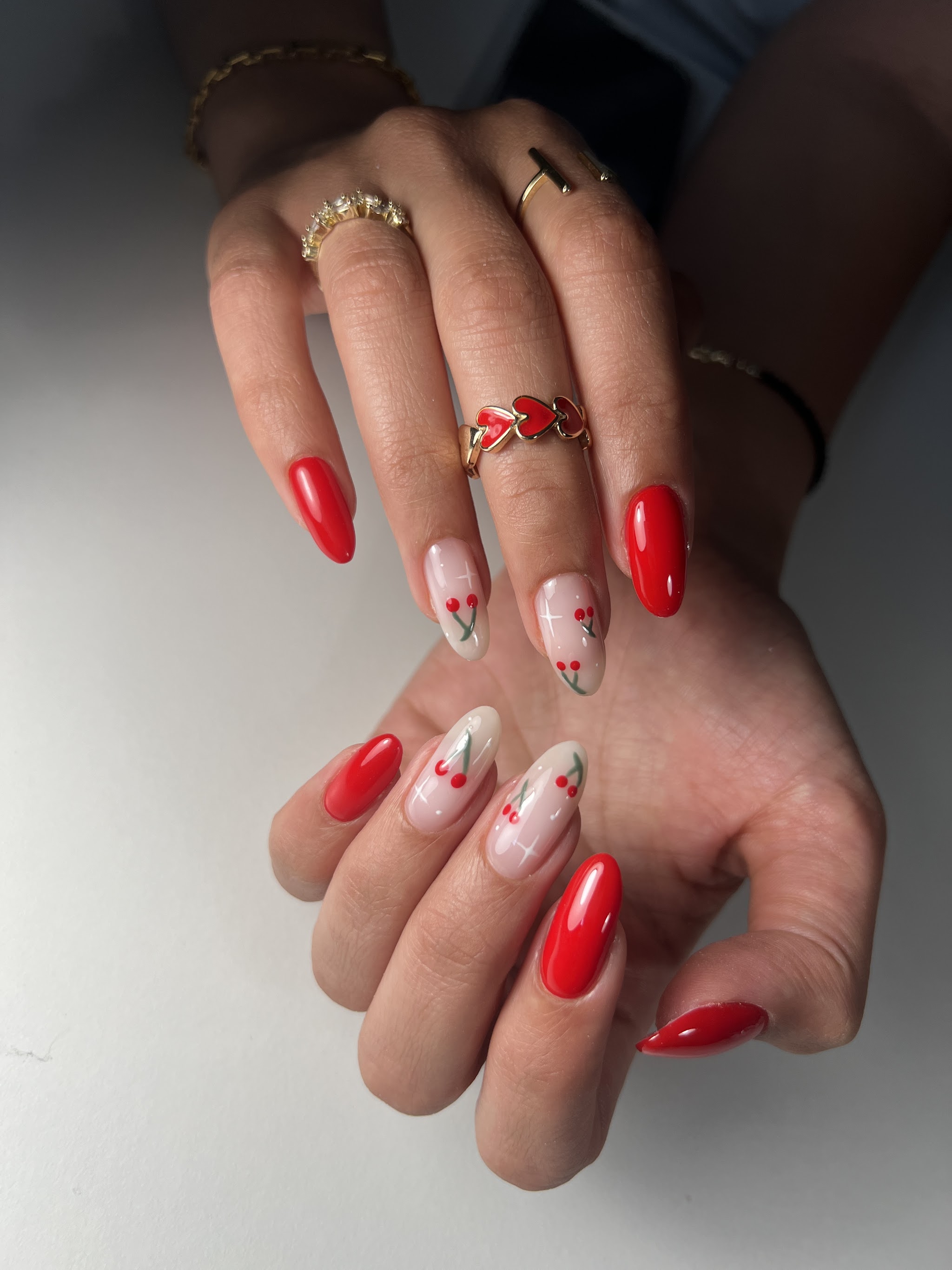 Rode nagels met handgetekende kersjes