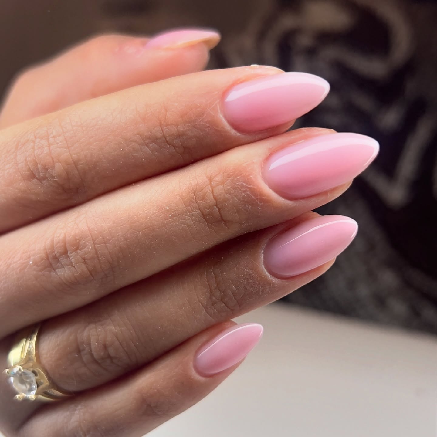Glanzende roze amandelvormige nagels