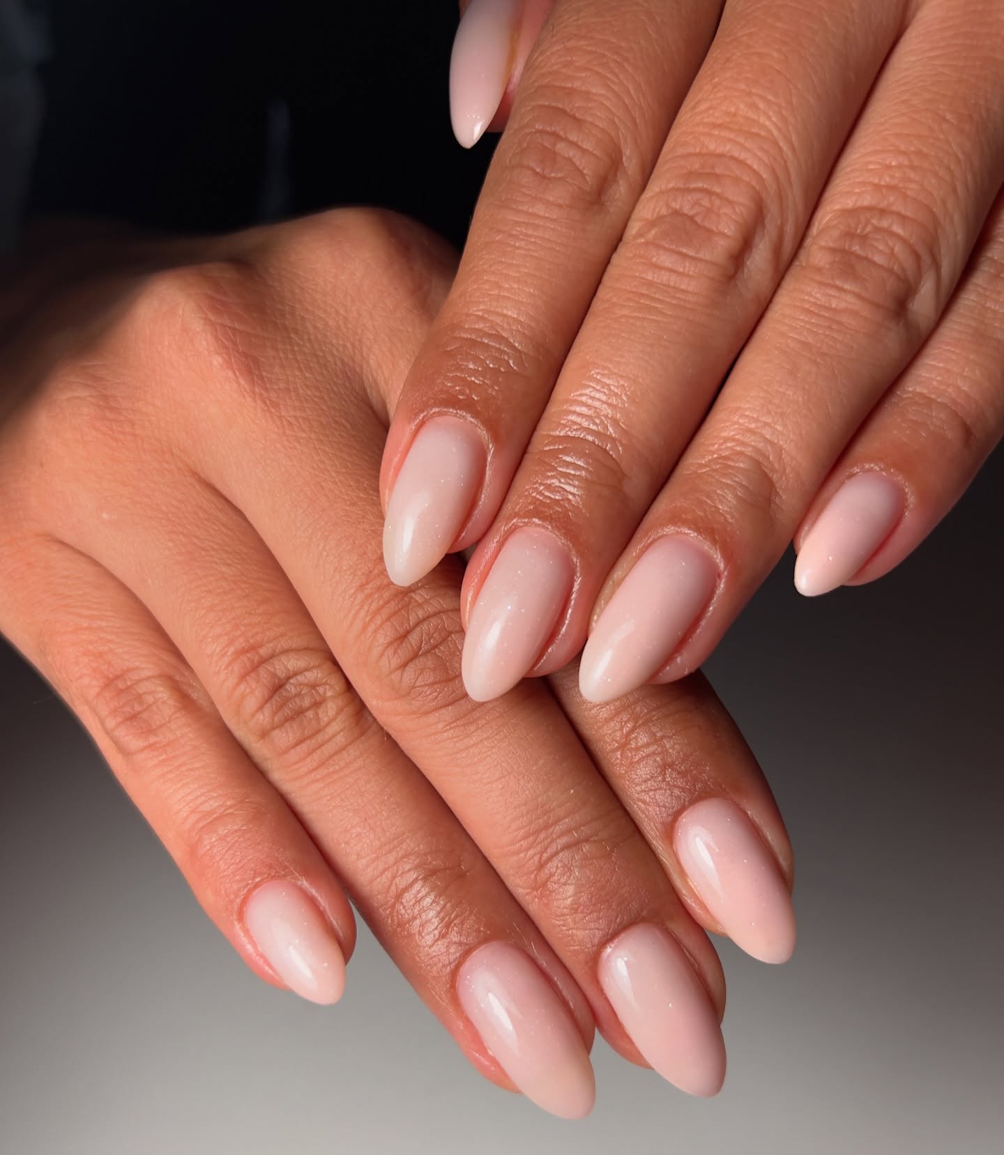Nude amandelvormige nagels met fijne glitter