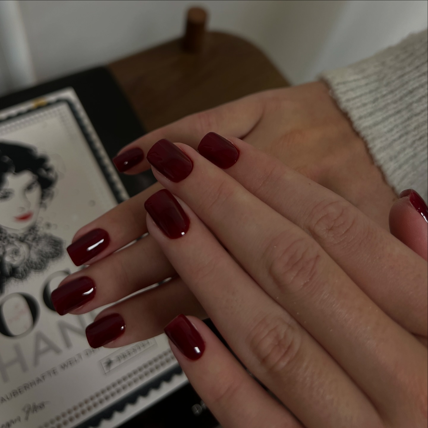 Korte nagels in diep bordeaux