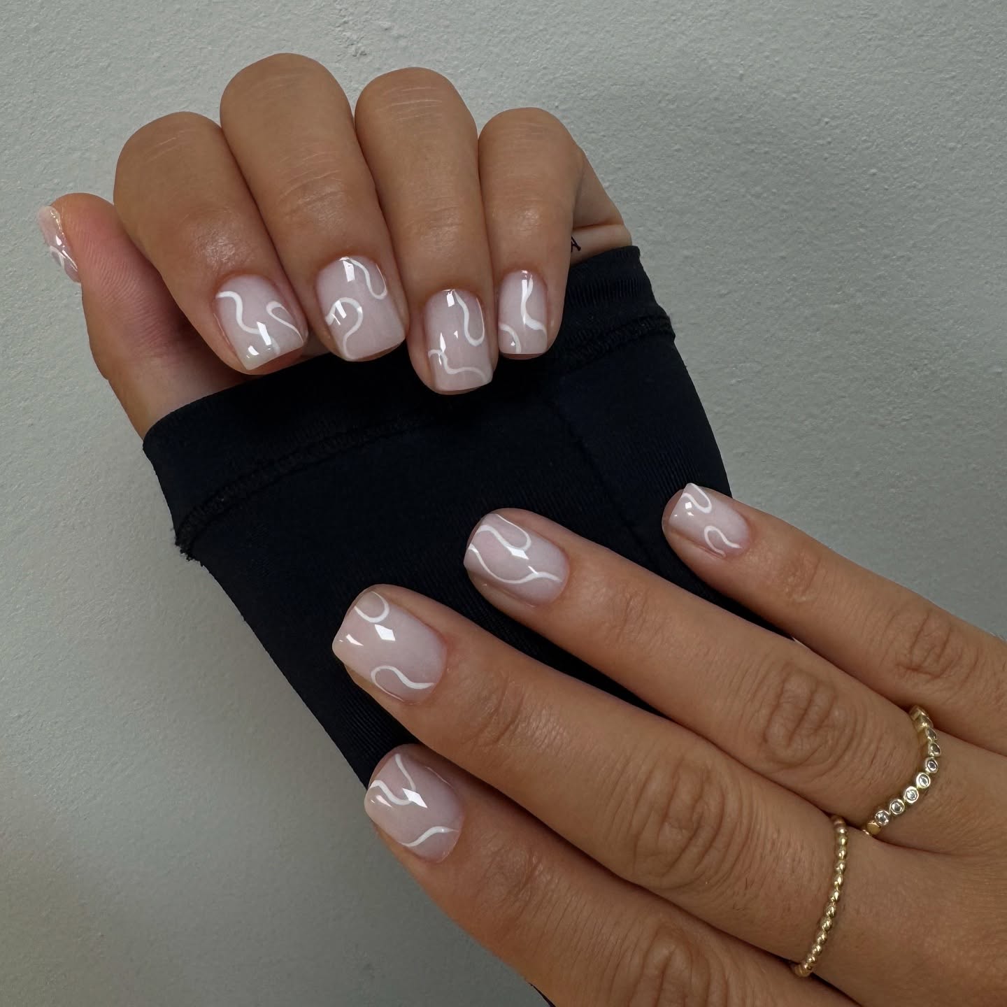 Korte nagels met witte swirl nail art